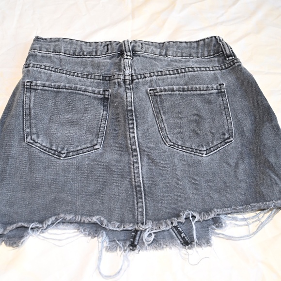 PacSun Gray Ripped Denim Mini Skirt – Size 24 - Picture 2 of 4